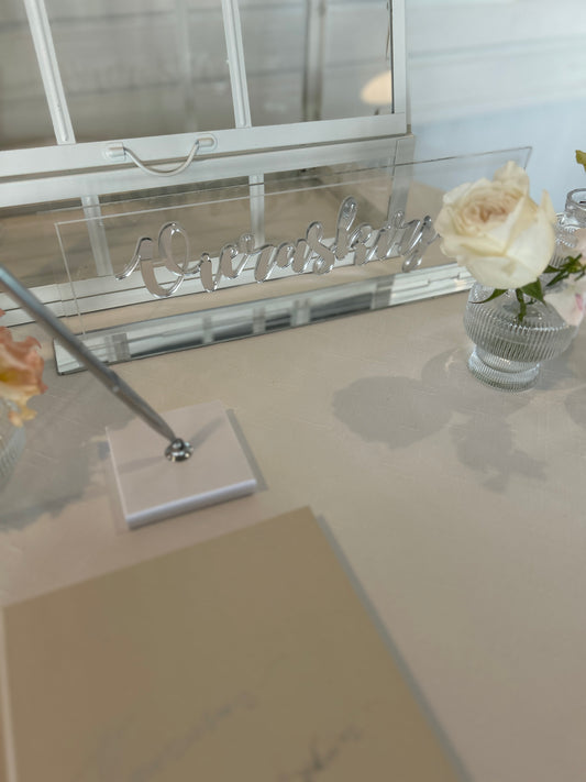 Vieraskirja -kyltti hopeinen teksti