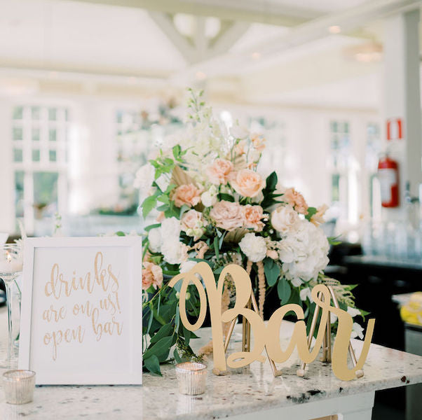 Kullanvärinen Bar-kyltti kaunoa