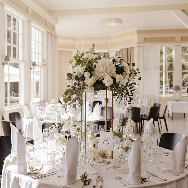 Beige metallinen teline kukka-asetelmia kohottamaan