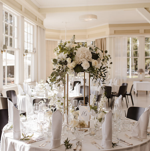 Näyttävä pöytäasetelma häihin