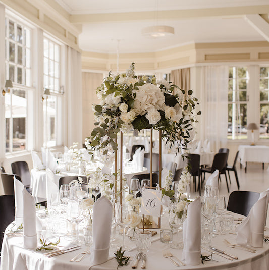 Näyttävä pöytäasetelma häihin