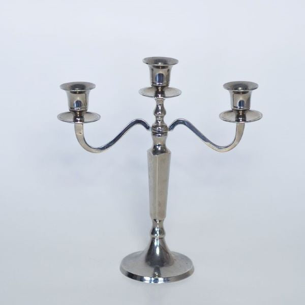 Näyttävät hopeanväriset kolmihaaraiset kyntteliköt kruunaavat juhlien somistuksen. Kyttelikköön sopii max 2,2 cm halkasijaltaan olevat kynttilät.
