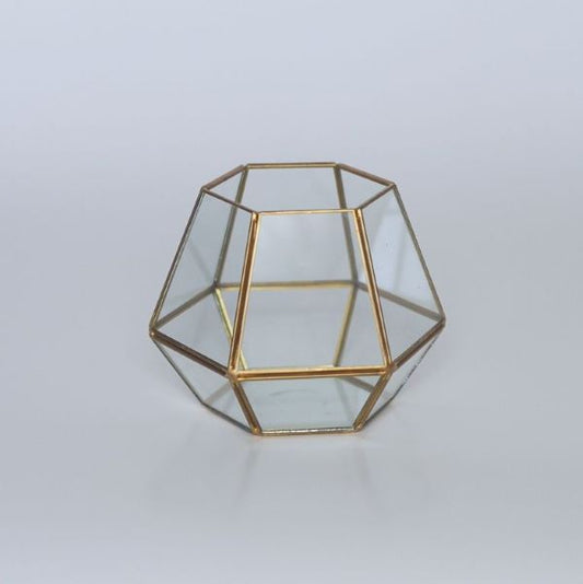 Kahdeksankulmainen ylhäältä avoin pöytälyhty. Kaunis kultainen yksityiskohta kattauksiin ja somistuksiin.