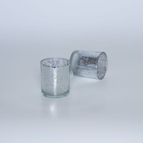 Kauniit ja sirot tuikkukipot, joissa hopea kuviointi.