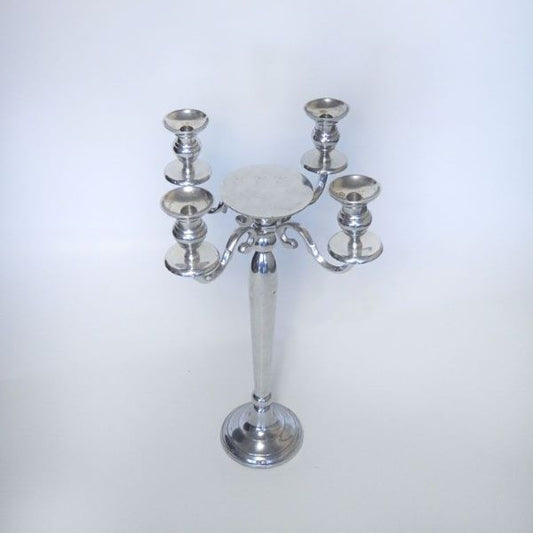 Korkea hopeanvärinen 4-haarainen kynttelikkö