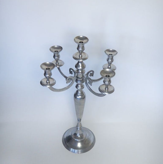 Näyttävä hopeanvärinen viisihaarainen kynttelikkö kruunaa juhlien somistuksen. Kyttelikköön sopii max 2,2 cm halkasijaltaan olevat kynttilät.