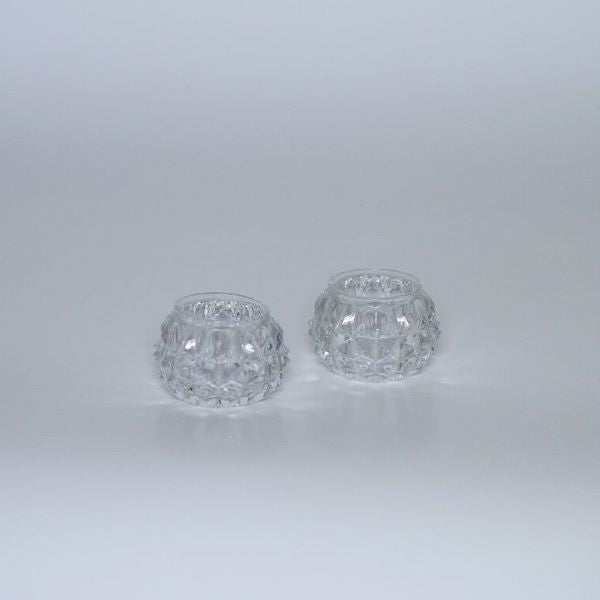 Ajattomat ja kauniit kirkkaat kristalliset tuikkukipot luovat tunnelmaa kattauksissa ja somistuksissa.