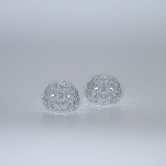 Ajattomat ja kauniit kirkkaat kristalliset tuikkukipot luovat tunnelmaa kattauksissa ja somistuksissa.