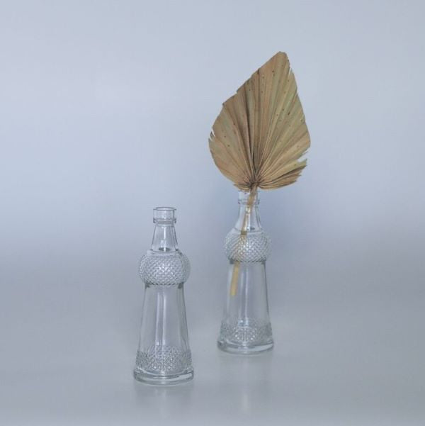 Kirkaslasinen maljakko, jossa on suuaukon alla pyöreä eläväpintainen muoto. Maljakko kapenee hieman alaspäin ja sopii yhteen muiden maljakoiden kanssa.