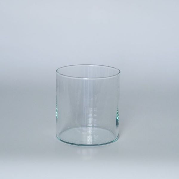 Kirkkaat eri kokoiset lasisylinterit ovat monikäyttöisiä elementtejä somistuksiin. Vuokrataan 10 kpl erissä, jotka ovat Mevent suunnittelijoiden kokoamia yhteneväisiä ja kauniita kokonaisuuksia.