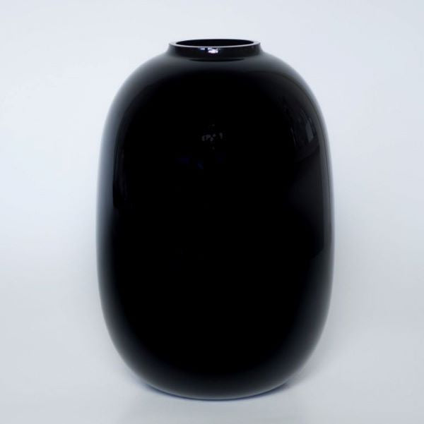 Kaunis musta kiiltäväpintainen kukkamaljakko pienellä suuaukolla.