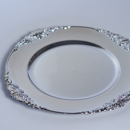 Hopeanvärinen tarjoiluvati yksityiskohdilla