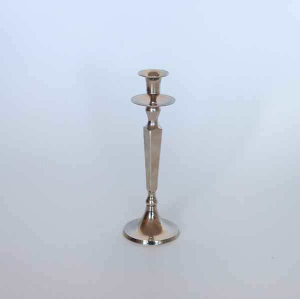 Hopeanvärinen kynttilänjalka