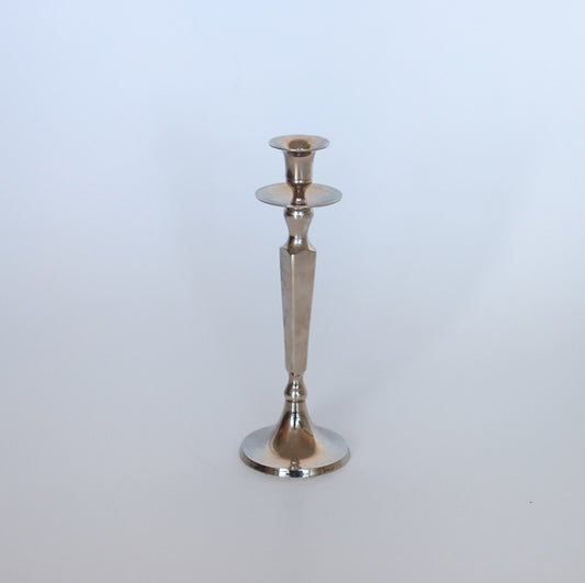 Hopeanvärinen kynttilänjalka