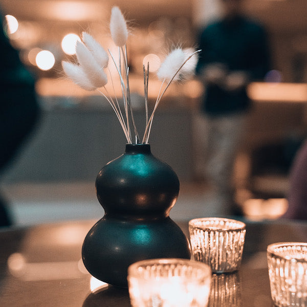 Pienet mattamustat kukkamaljakot