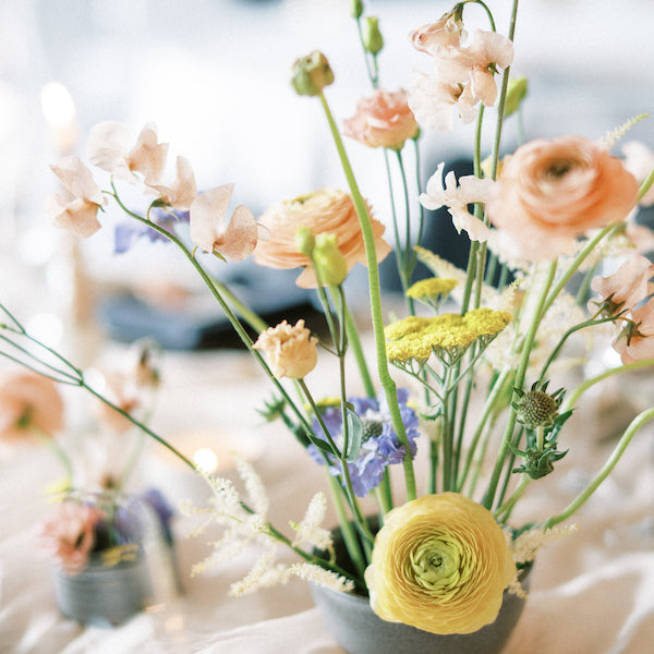 Modernia kukkastailausta kattaukseen