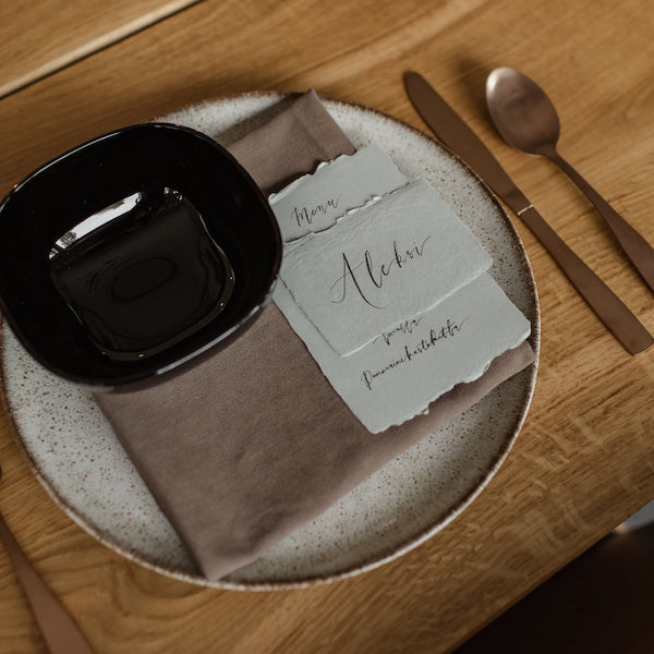 Ruskea lautasliina kattauksessa