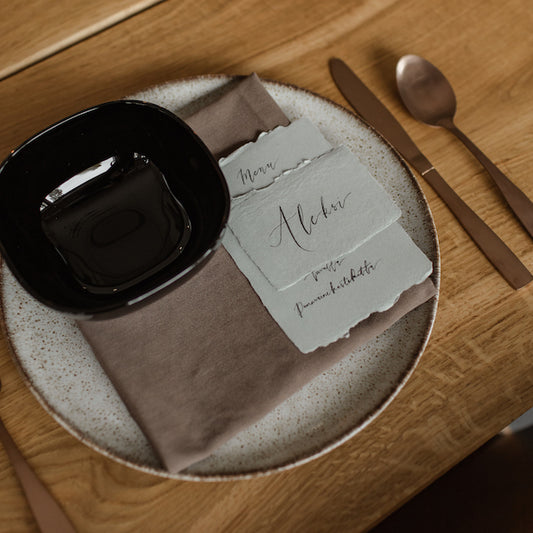 Ruskea lautasliina kattauksessa