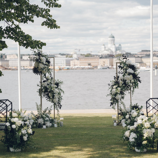 Beiget telineet somistettuna vihkikaareksi