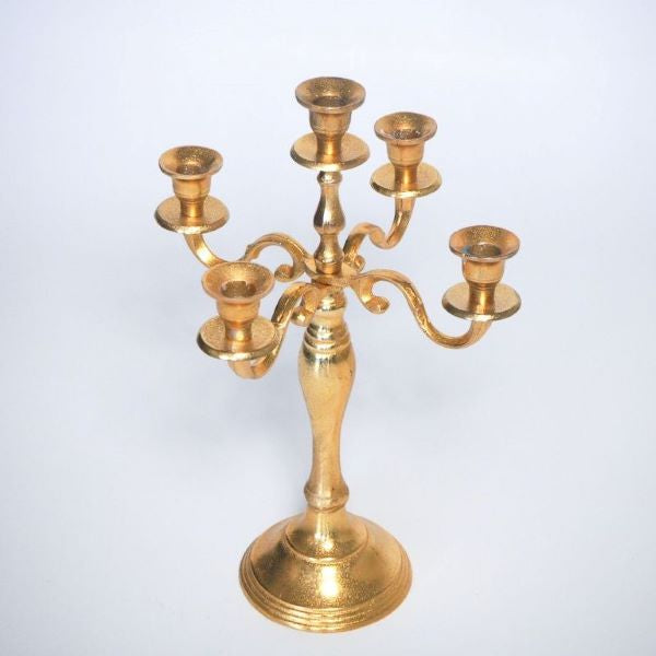 Näyttävä kultainen viisihaarainen kynttelikkö kruunaa juhlien somistuksen. Kyttelikköön sopii max 2,2 cm halkasijaltaan olevat kynttilät