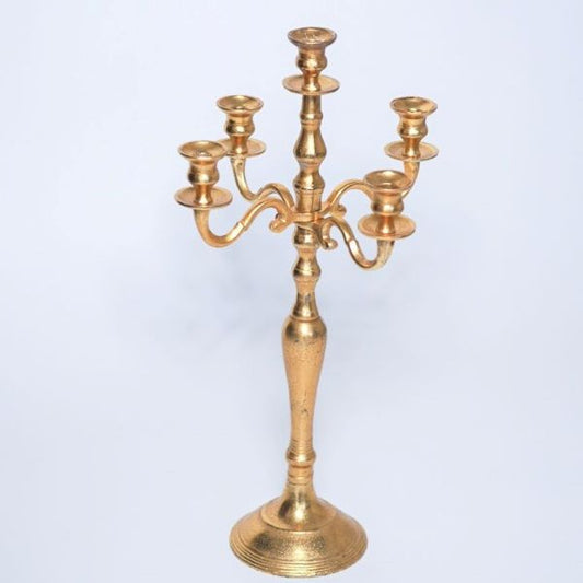 Näyttävä kultainen viisihaarainen kynttelikkö kruunaa juhlien somistuksen. Kyttelikköön sopii max 2,2 cm halkasijaltaan olevat kynttilät.